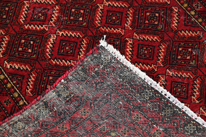 red Accent rug 3' 1" x 6' 0"