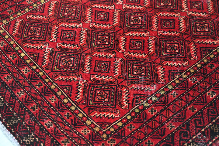 red Accent rug 3' 1" x 6' 0"