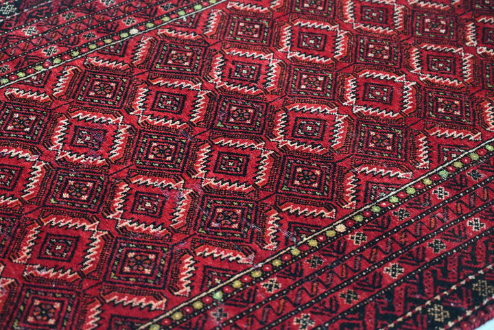 red Accent rug 3' 1" x 6' 0"