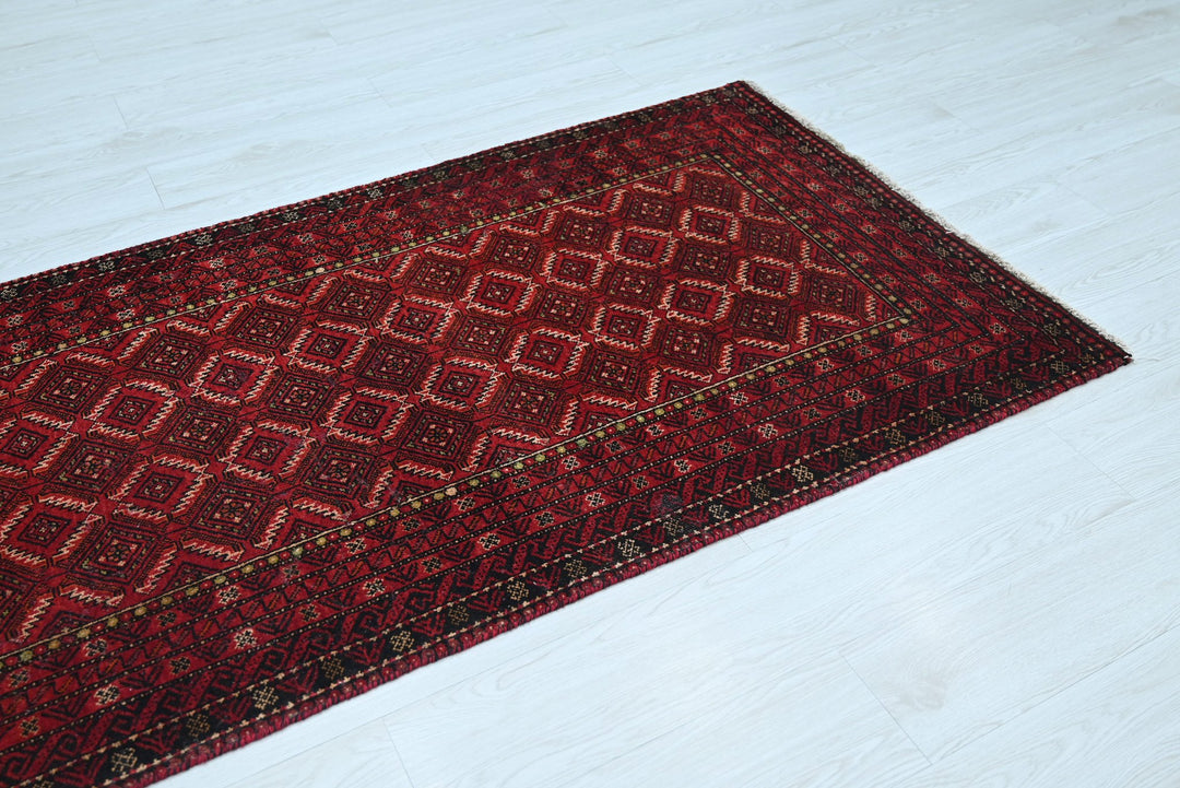 red Accent rug 3' 1" x 6' 0"
