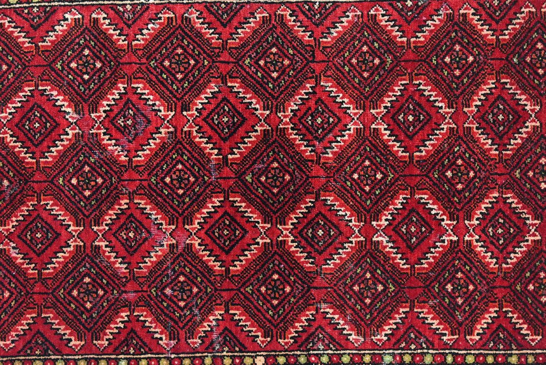 red Accent rug 3' 1" x 6' 0"