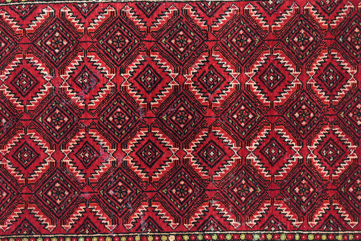 red Accent rug 3' 1" x 6' 0"