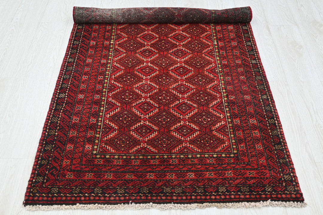 red Accent rug 3' 1" x 6' 0"