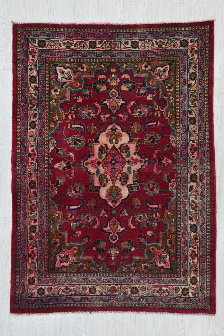 red Accent rug 4' 1" x 5' 10"