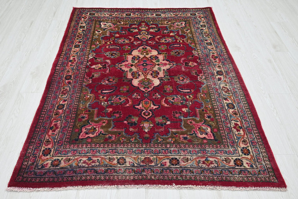 red Accent rug 4' 1" x 5' 10"