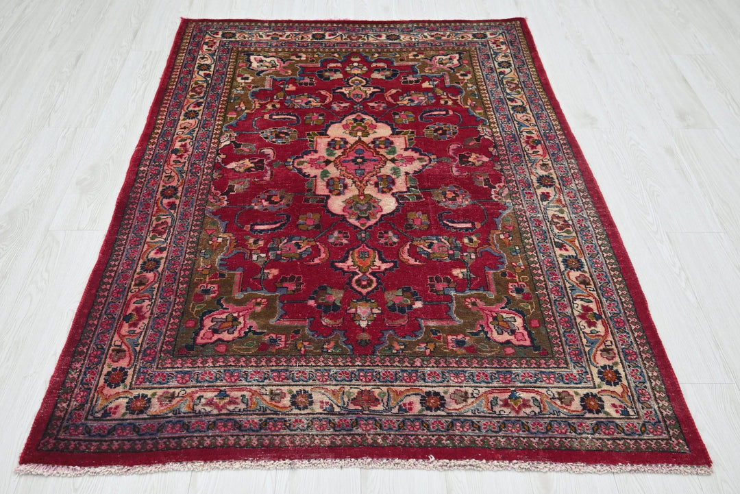 red Accent rug 4' 1" x 5' 10"