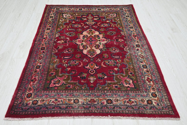 red Accent rug 4' 1" x 5' 10"