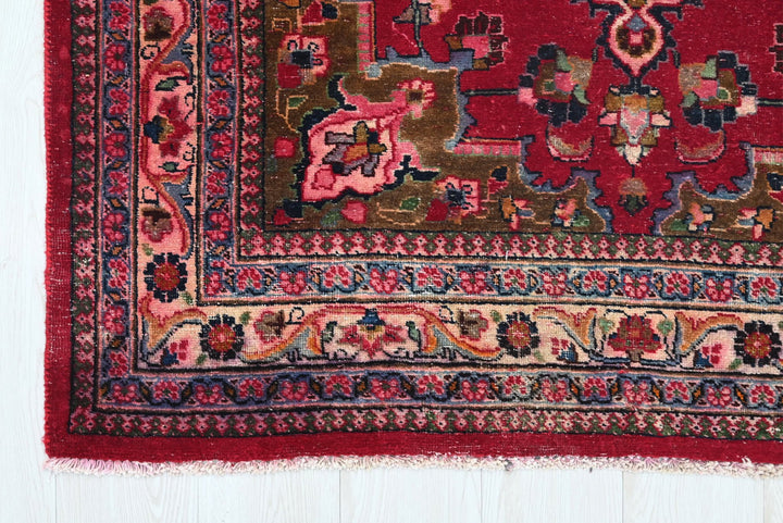 red Accent rug 4' 1" x 5' 10"