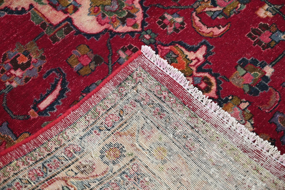red Accent rug 4' 1" x 5' 10"