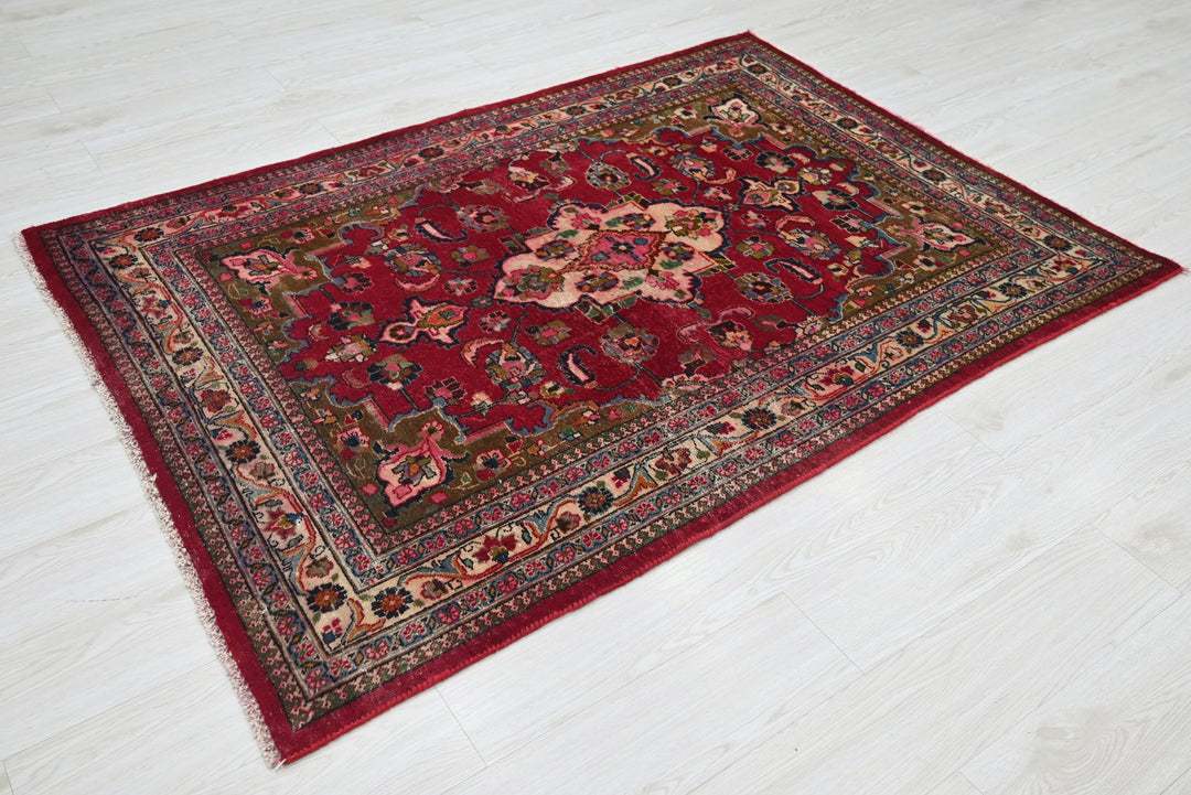 red Accent rug 4' 1" x 5' 10"