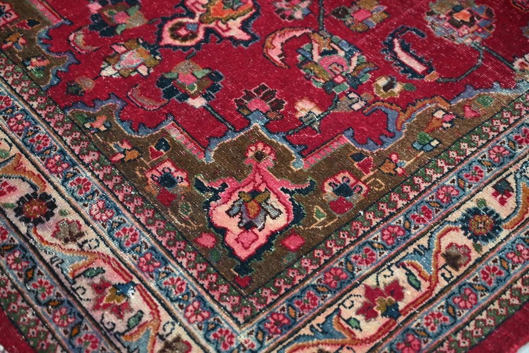 red Accent rug 4' 1" x 5' 10"