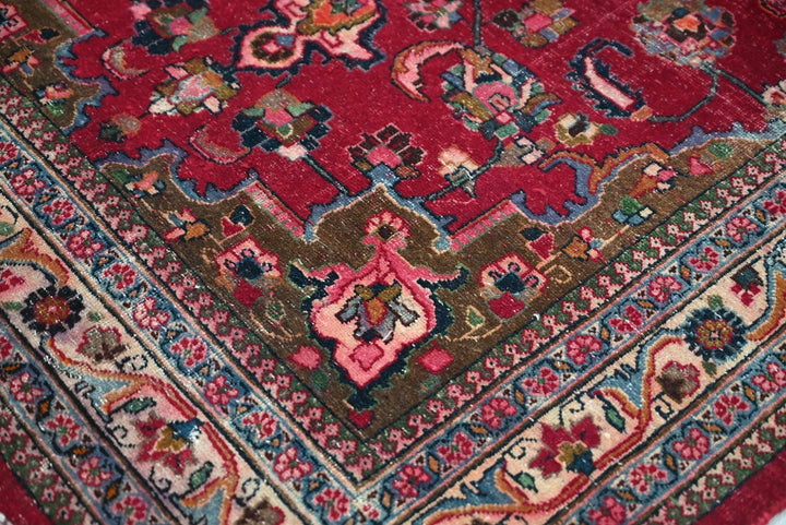 red Accent rug 4' 1" x 5' 10"