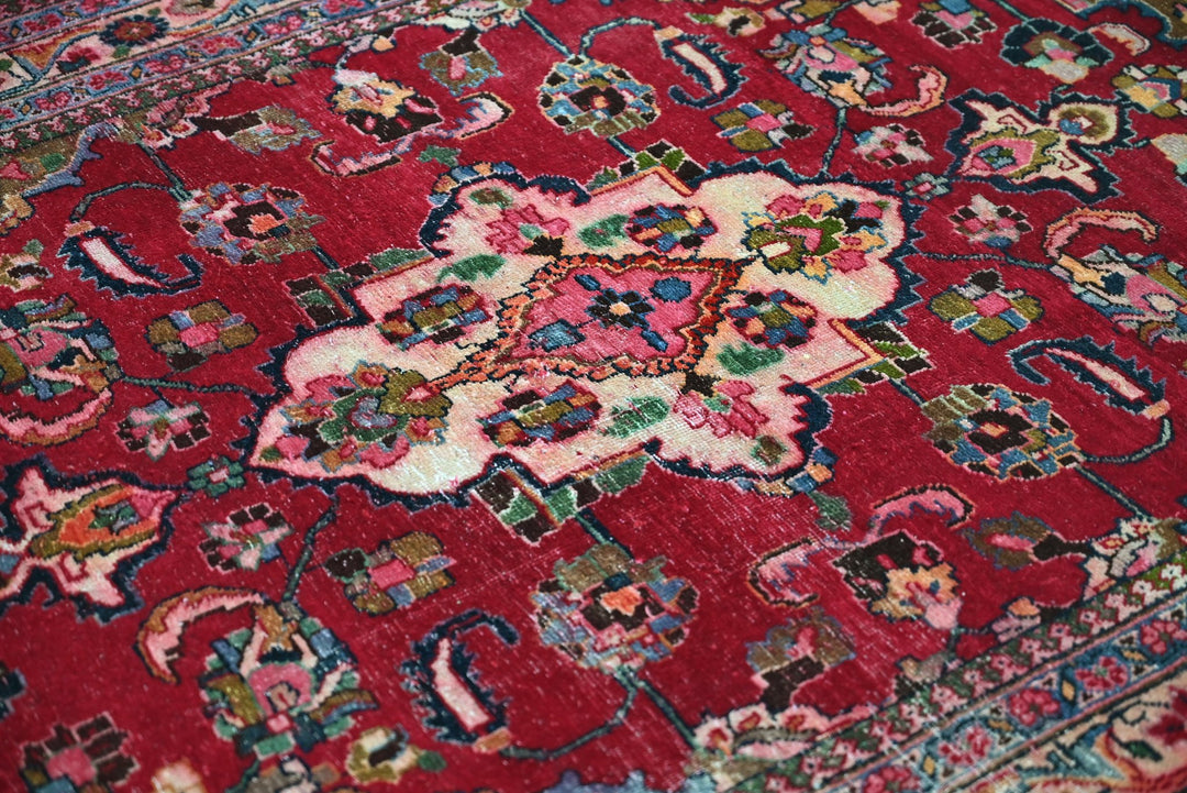 red Accent rug 4' 1" x 5' 10"