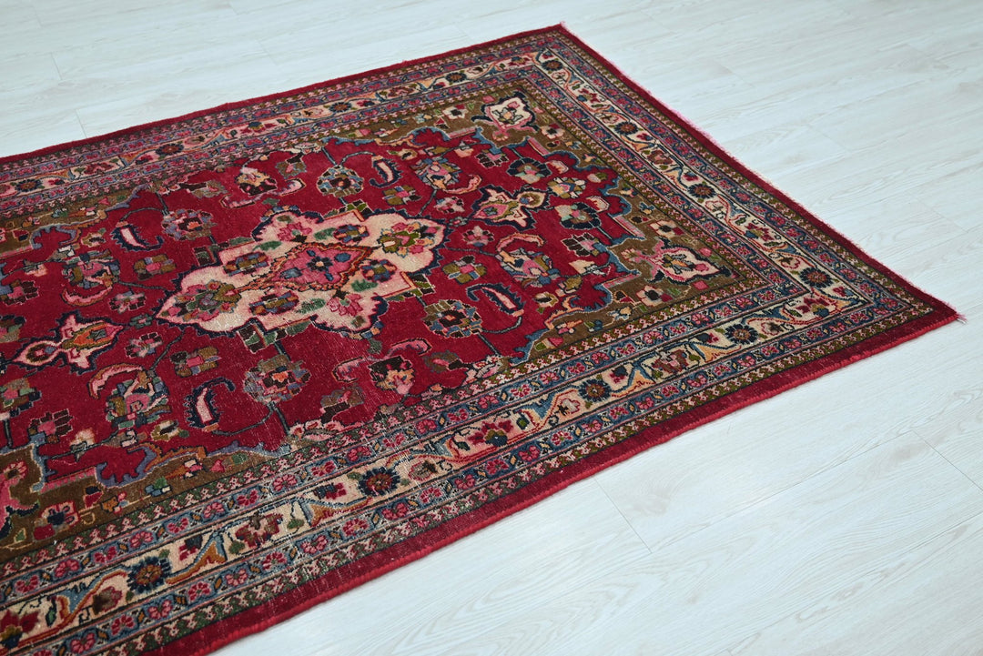 red Accent rug 4' 1" x 5' 10"