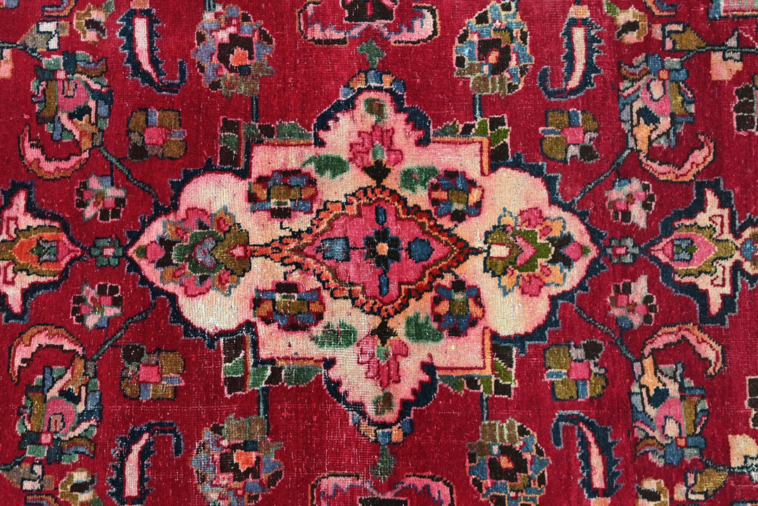 red Accent rug 4' 1" x 5' 10"