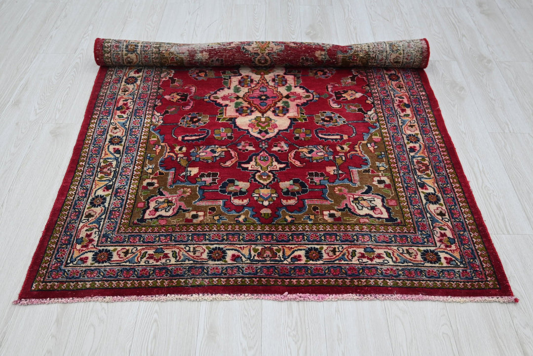red Accent rug 4' 1" x 5' 10"