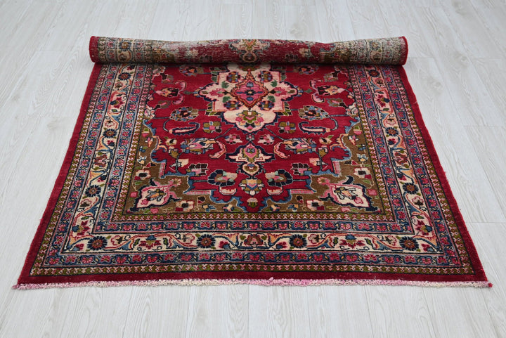 red Accent rug 4' 1" x 5' 10"