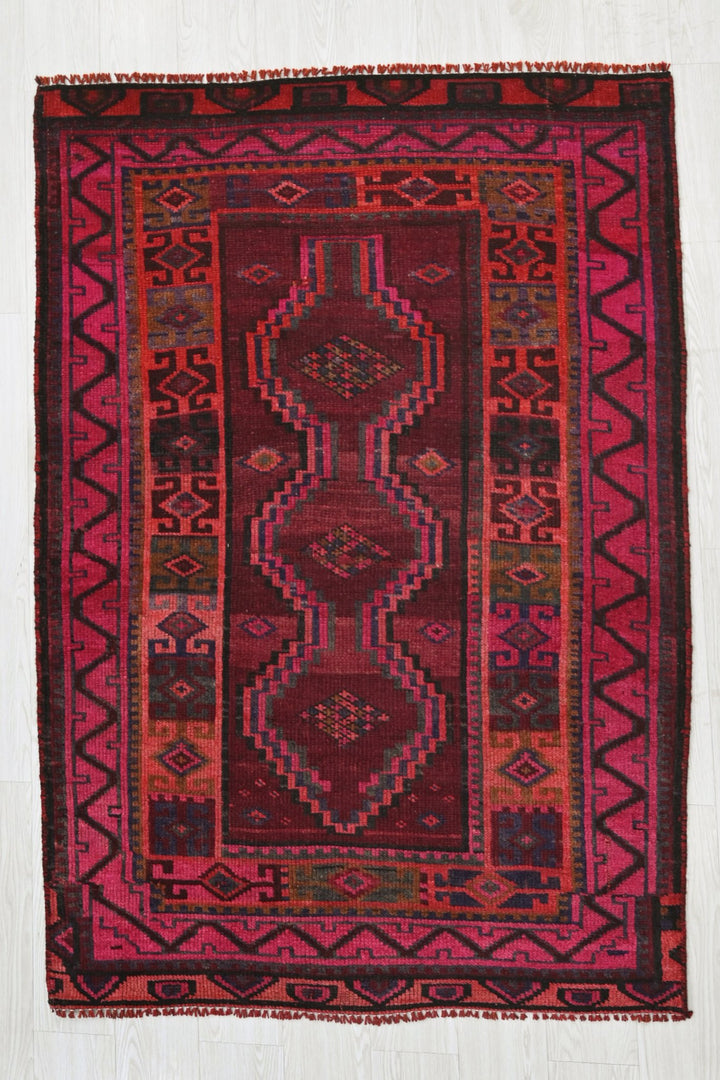 red Accent rug 3' 10" x 5' 9"