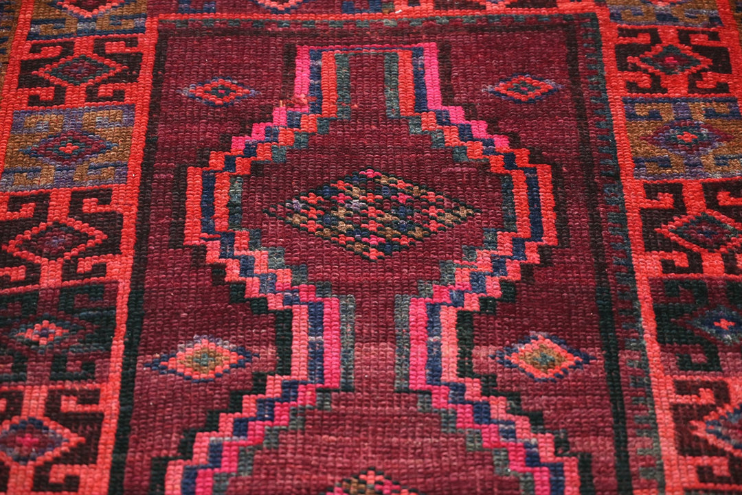 red Accent rug 3' 10" x 5' 9"