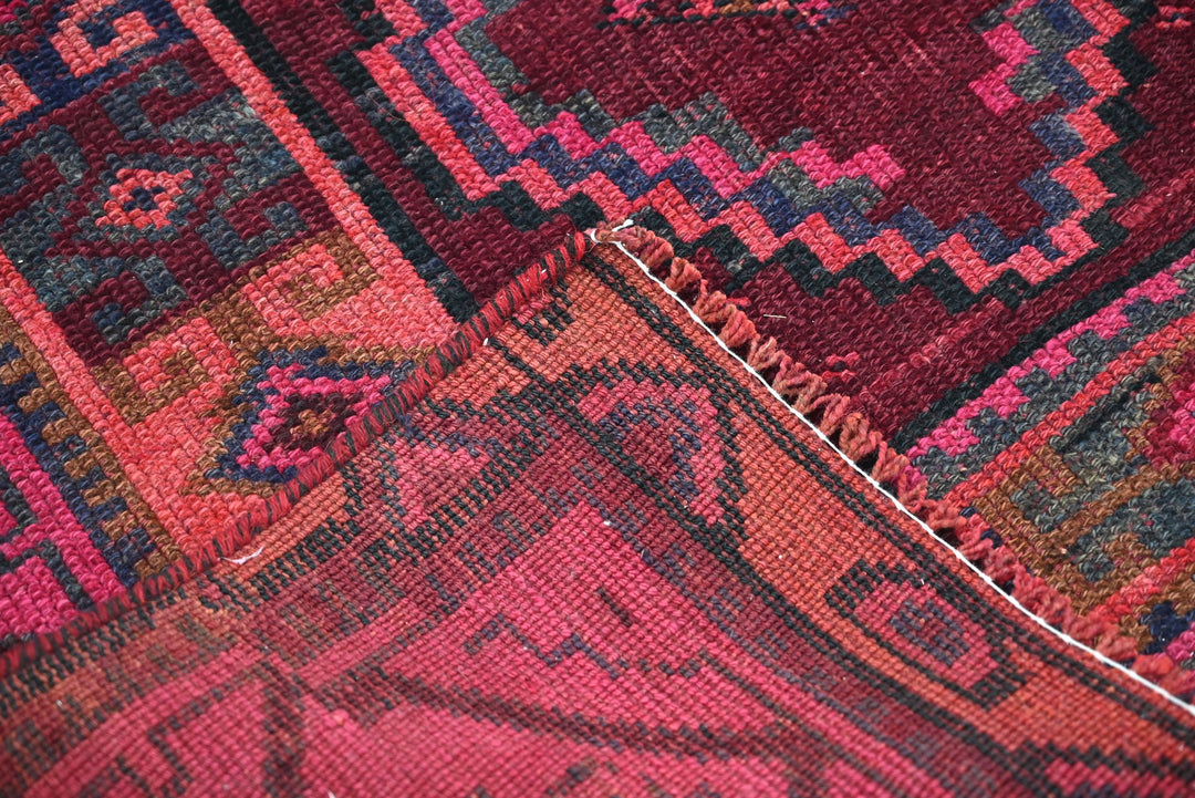 red Accent rug 3' 10" x 5' 9"