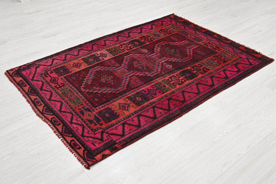 red Accent rug 3' 10" x 5' 9"