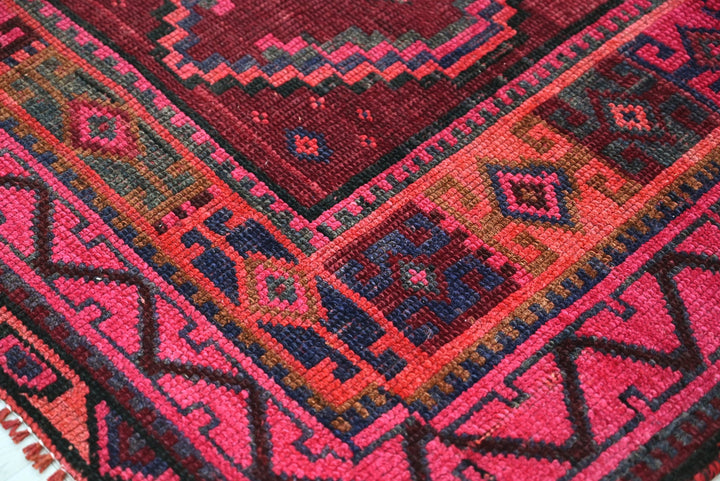 red Accent rug 3' 10" x 5' 9"
