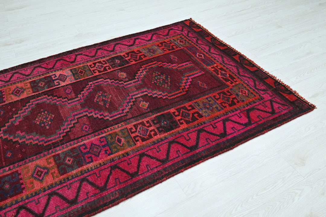 red Accent rug 3' 10" x 5' 9"