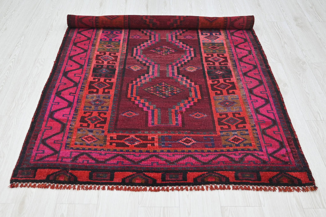 red Accent rug 3' 10" x 5' 9"