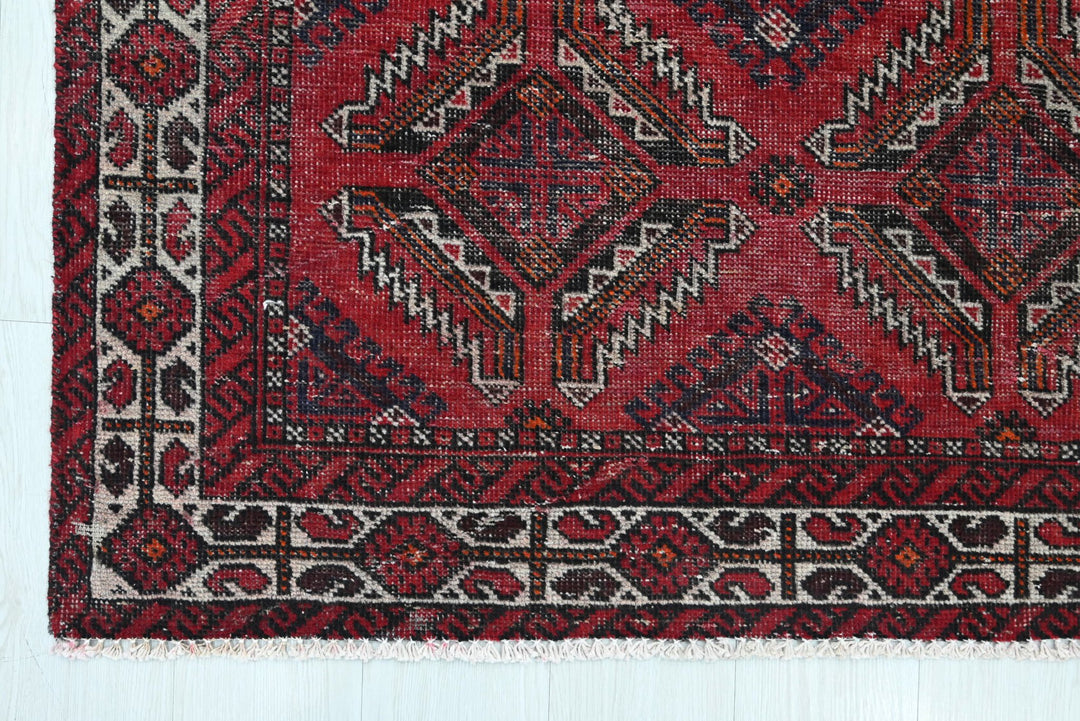 red Accent rug 3' 9" x 6' 5"