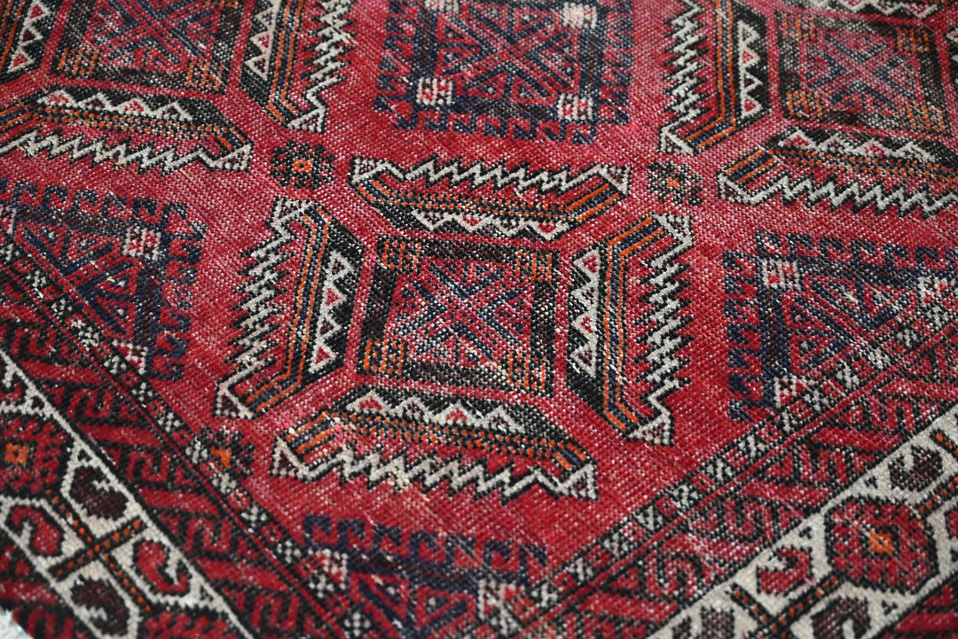 red Accent rug 3' 9" x 6' 5"