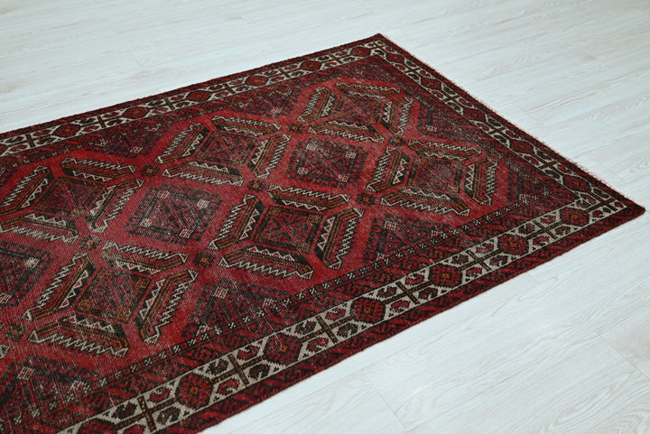 red Accent rug 3' 9" x 6' 5"