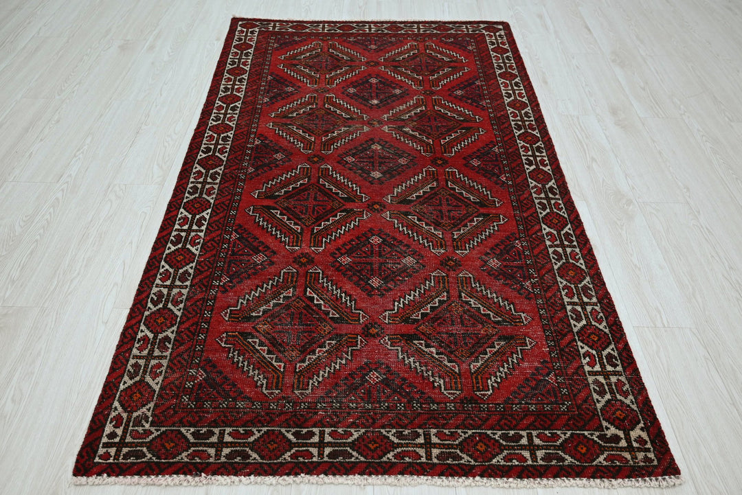red Accent rug 3' 9" x 6' 5"