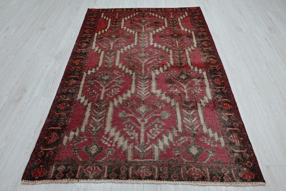 red Accent rug 3' 10" x 6' 4"