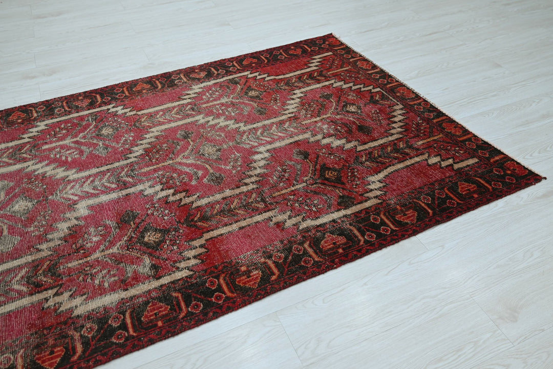 red Accent rug 3' 10" x 6' 4"