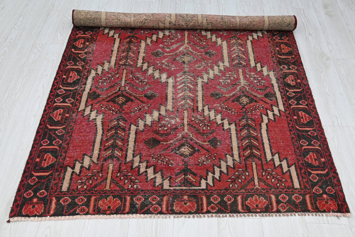red Accent rug 3' 10" x 6' 4"