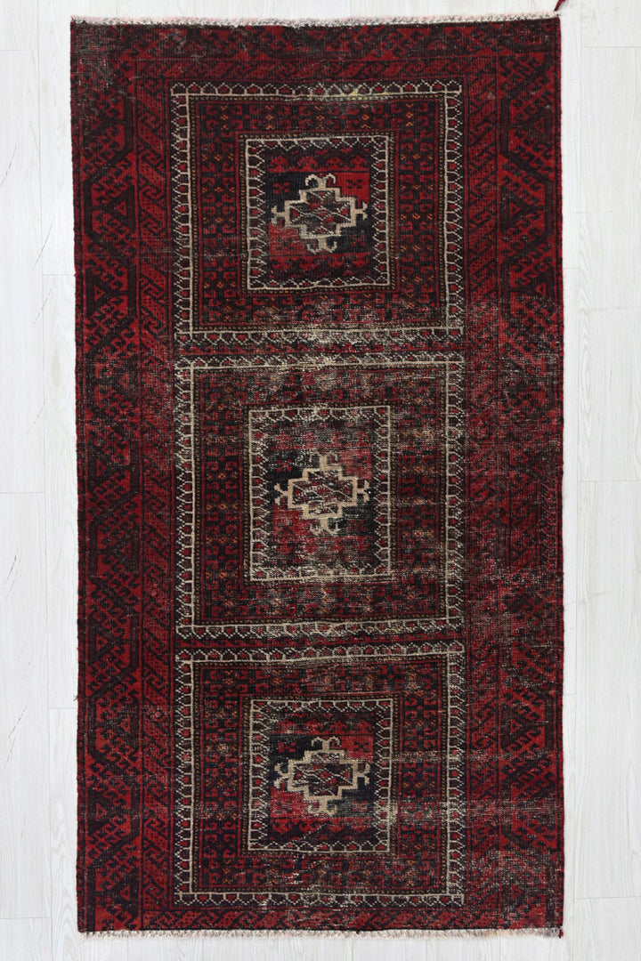 red Accent rug 3' 2" x 6' 4"