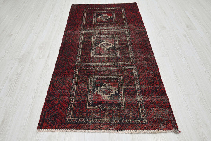red Accent rug 3' 2" x 6' 4"
