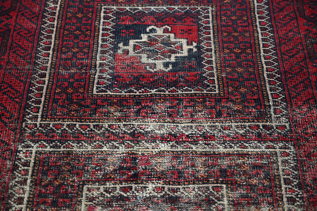 red Accent rug 3' 2" x 6' 4"
