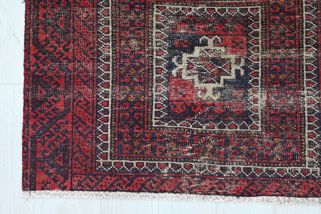 red Accent rug 3' 2" x 6' 4"