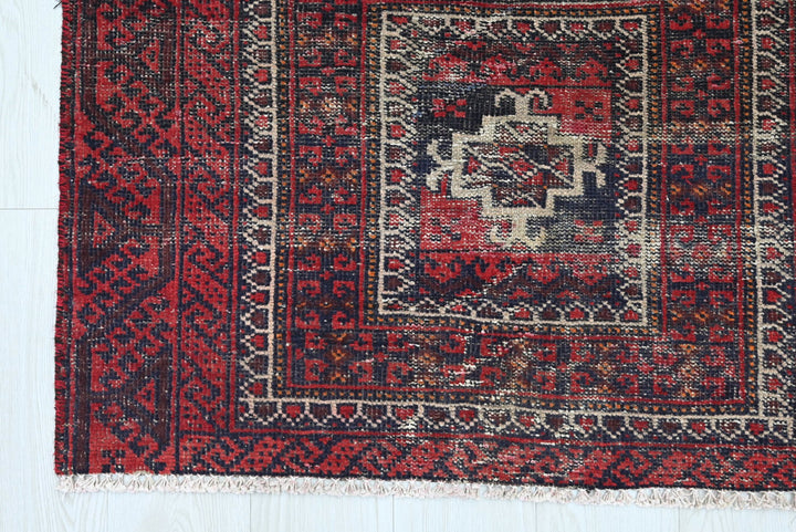 red Accent rug 3' 2" x 6' 4"