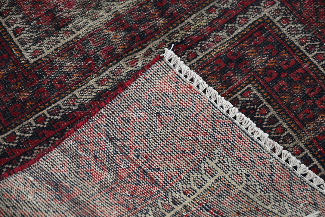 red Accent rug 3' 2" x 6' 4"