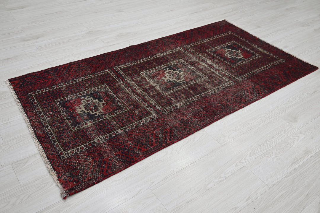 red Accent rug 3' 2" x 6' 4"