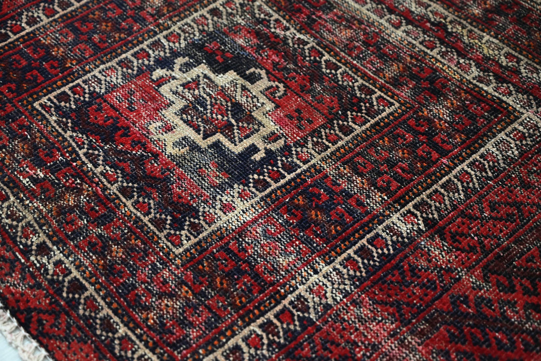 red Accent rug 3' 2" x 6' 4"