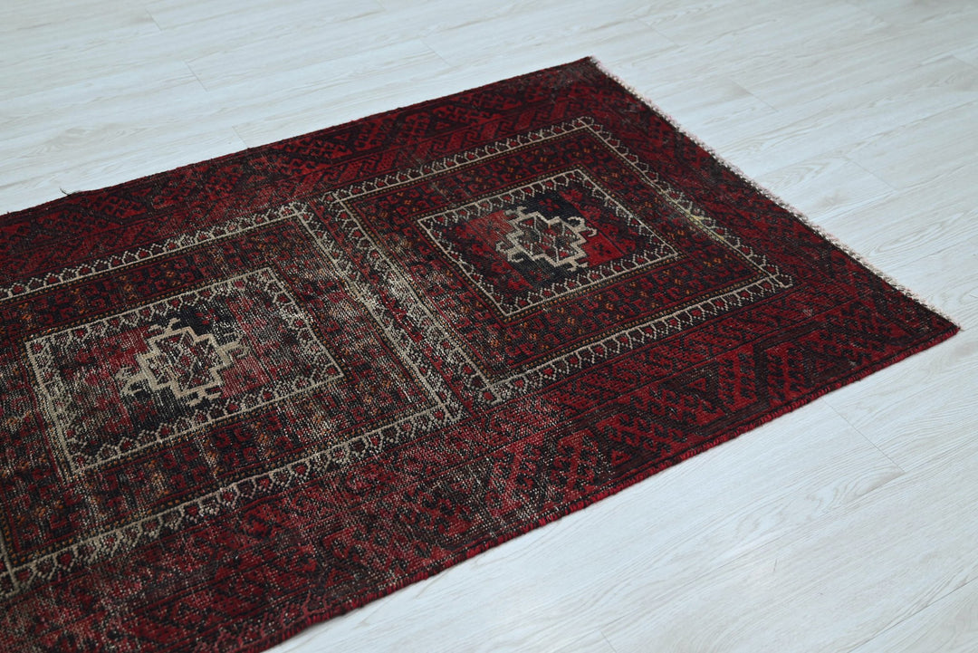 red Accent rug 3' 2" x 6' 4"