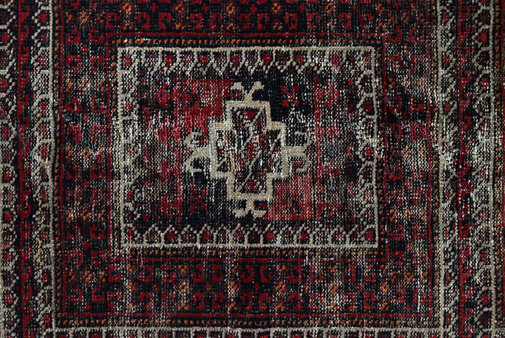 red Accent rug 3' 2" x 6' 4"
