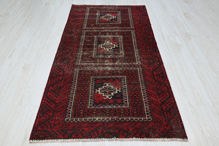 red Accent rug 3' 2" x 6' 4"