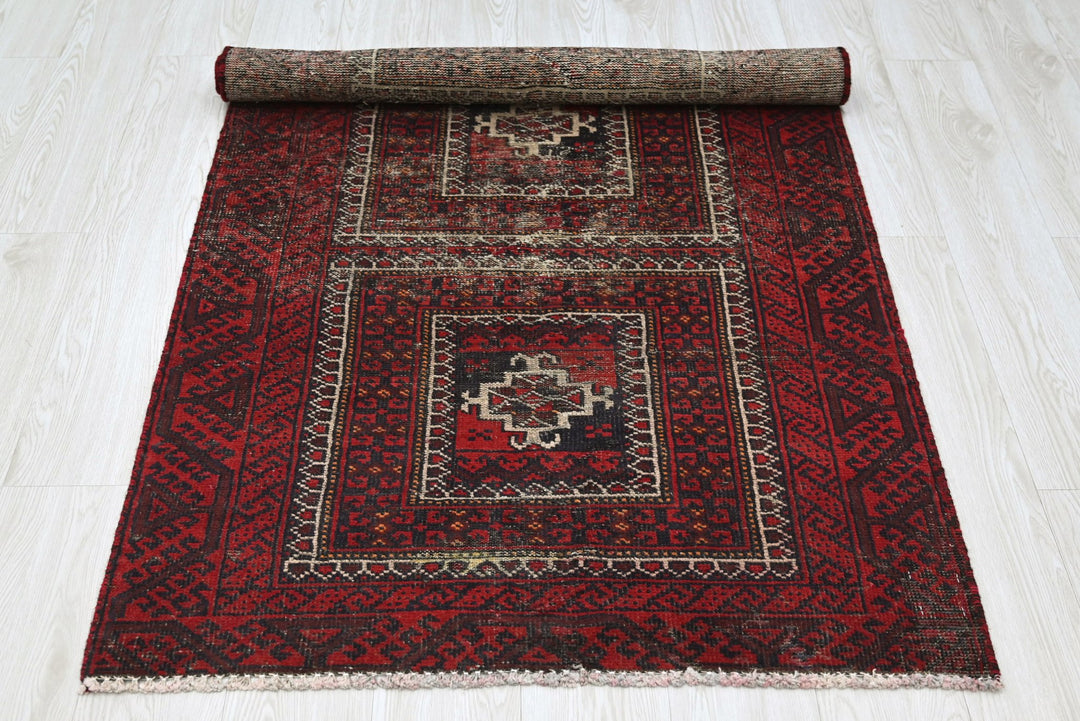 red Accent rug 3' 2" x 6' 4"