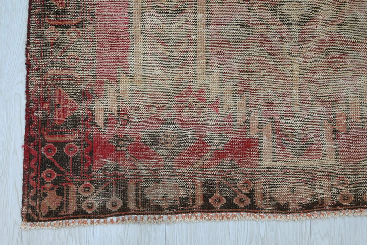brown Accent rug 3' 9" x 6' 2"