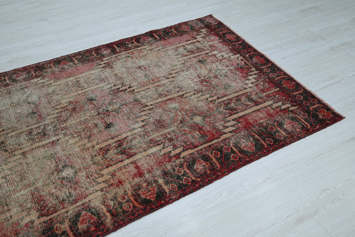 brown Accent rug 3' 9" x 6' 2"
