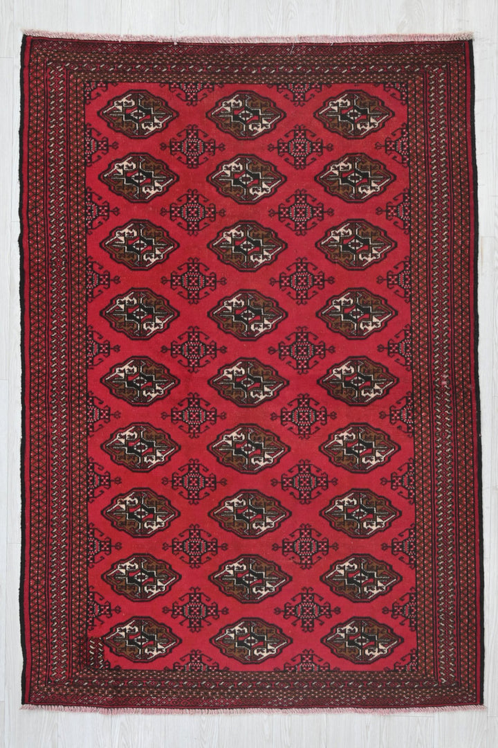red Accent rug 4' 2" x 6' 2"
